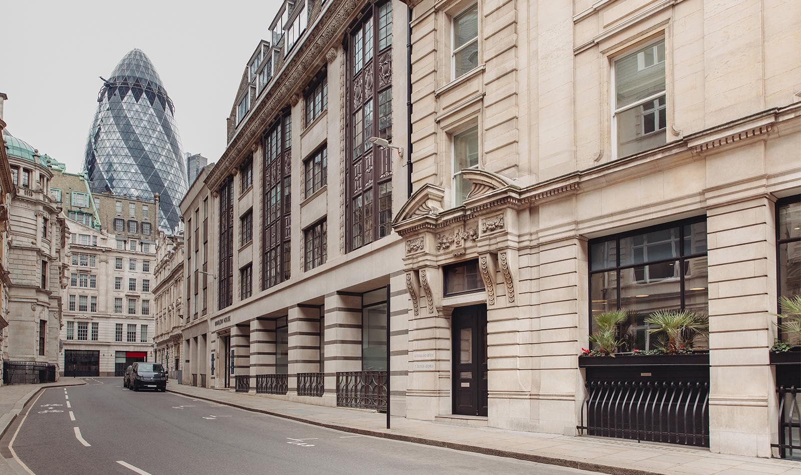 Fora Lloyds Avenue