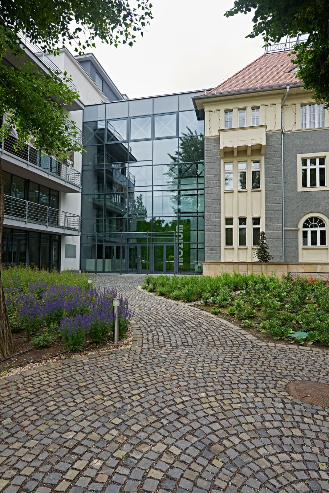 MOZIUM Irodaház