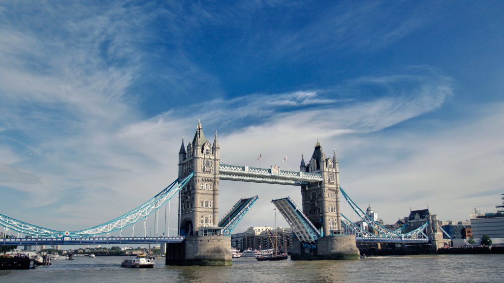 Photo of London Bridge, photo credit R SPEGEL on Unsplash