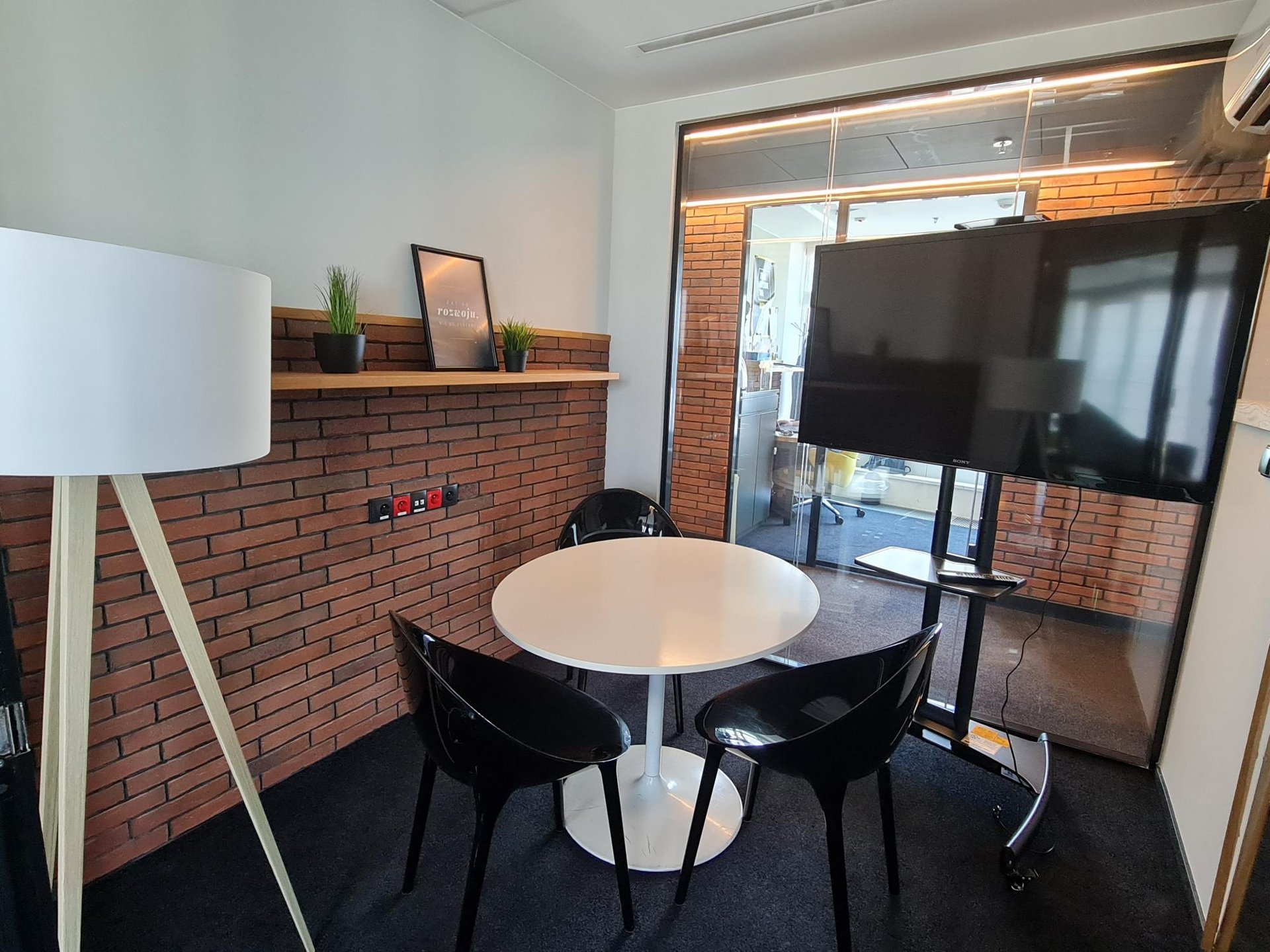 Meeting room for 3 pers. in Zebra Black beIN Offices powered by BiznesHub