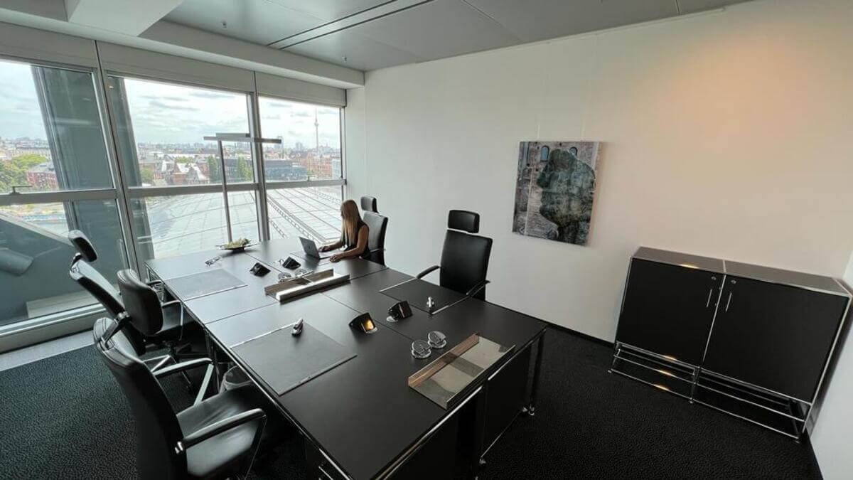 Office for 4 pers. in Regus Berlin Central Station 