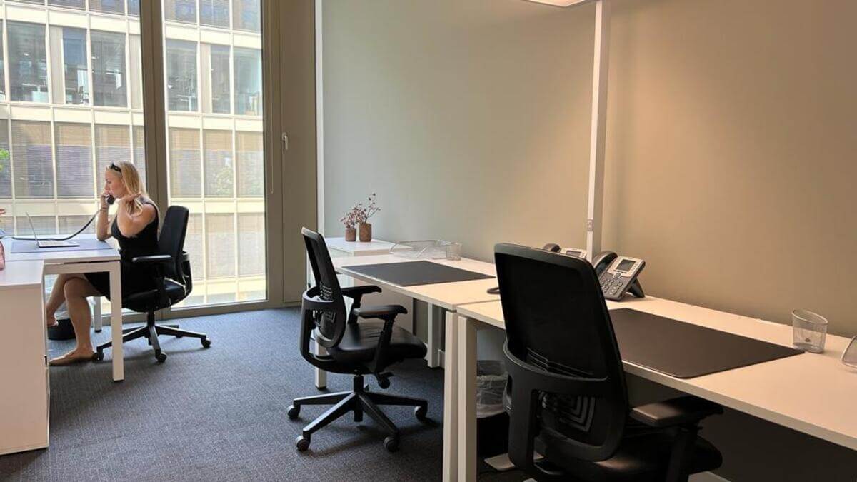 Office for 3 pers. in Regus Am Kanzleramt