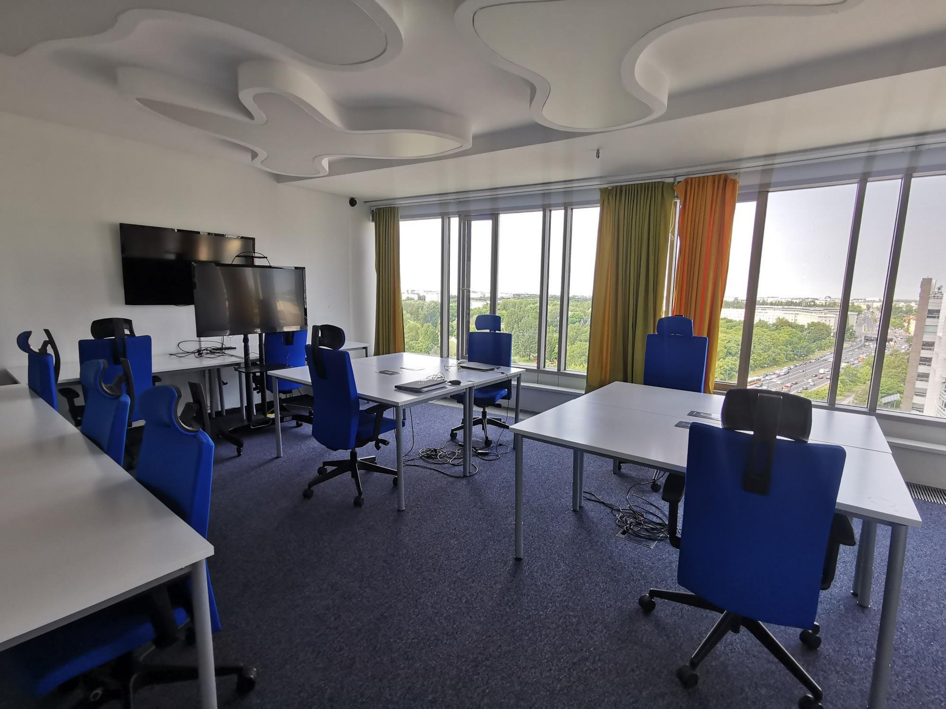 Innenraum von Zebra White beIN Offices powered by BiznesHub