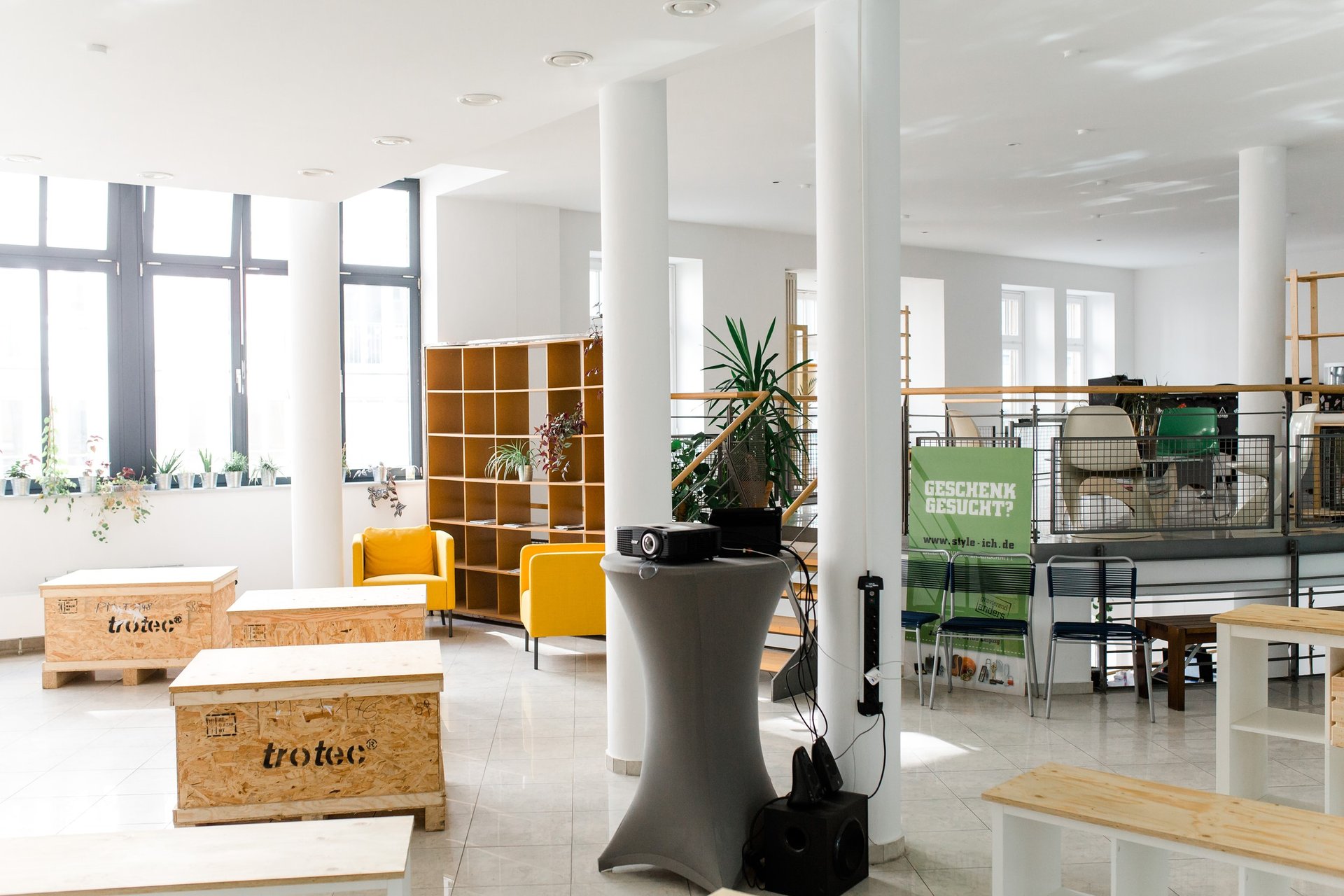 Innenraum von The HIVE Leipzig - Cowork & Concept Store